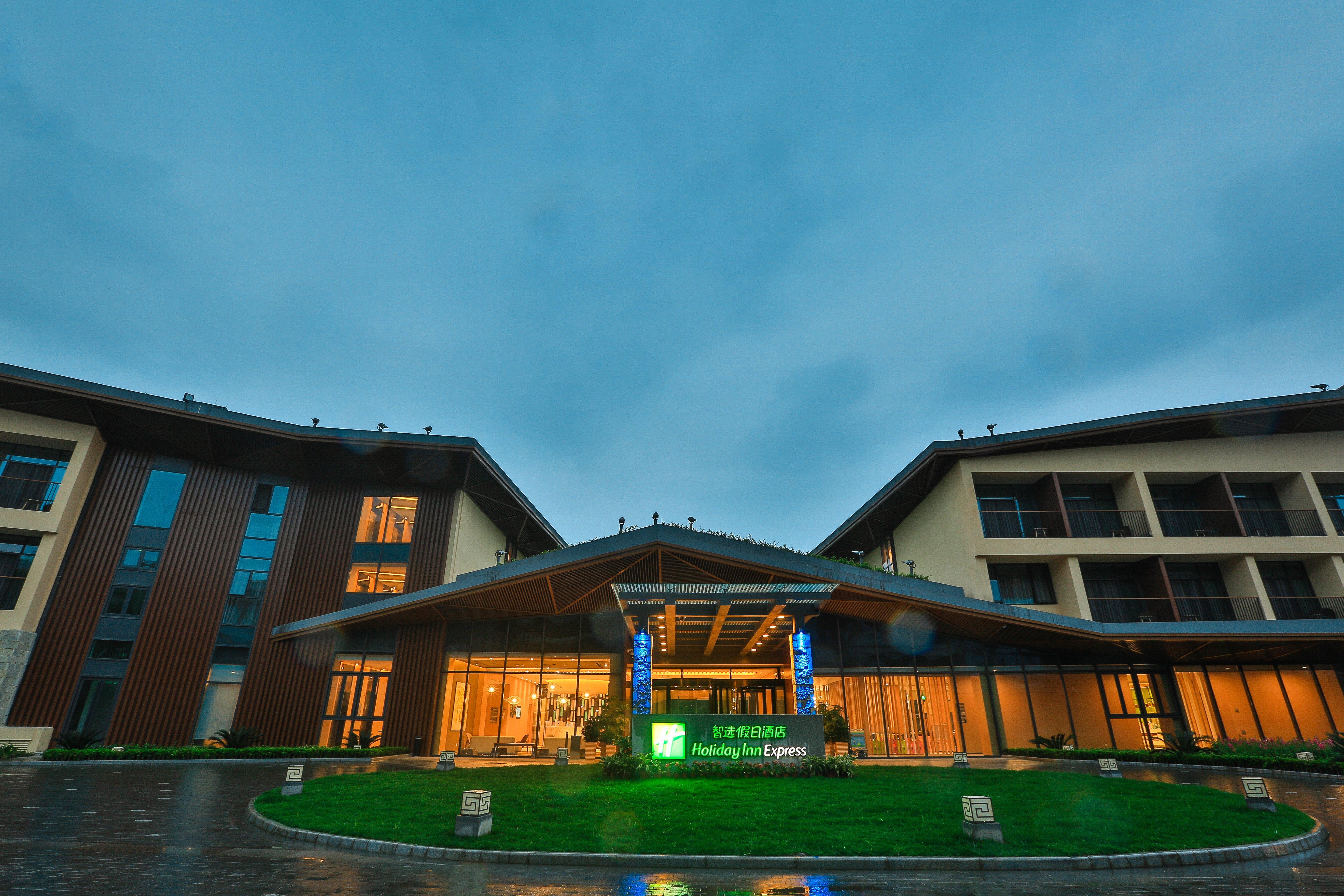 Holiday Inn Express Emei Mountain By Ihg Ъмейшан Екстериор снимка