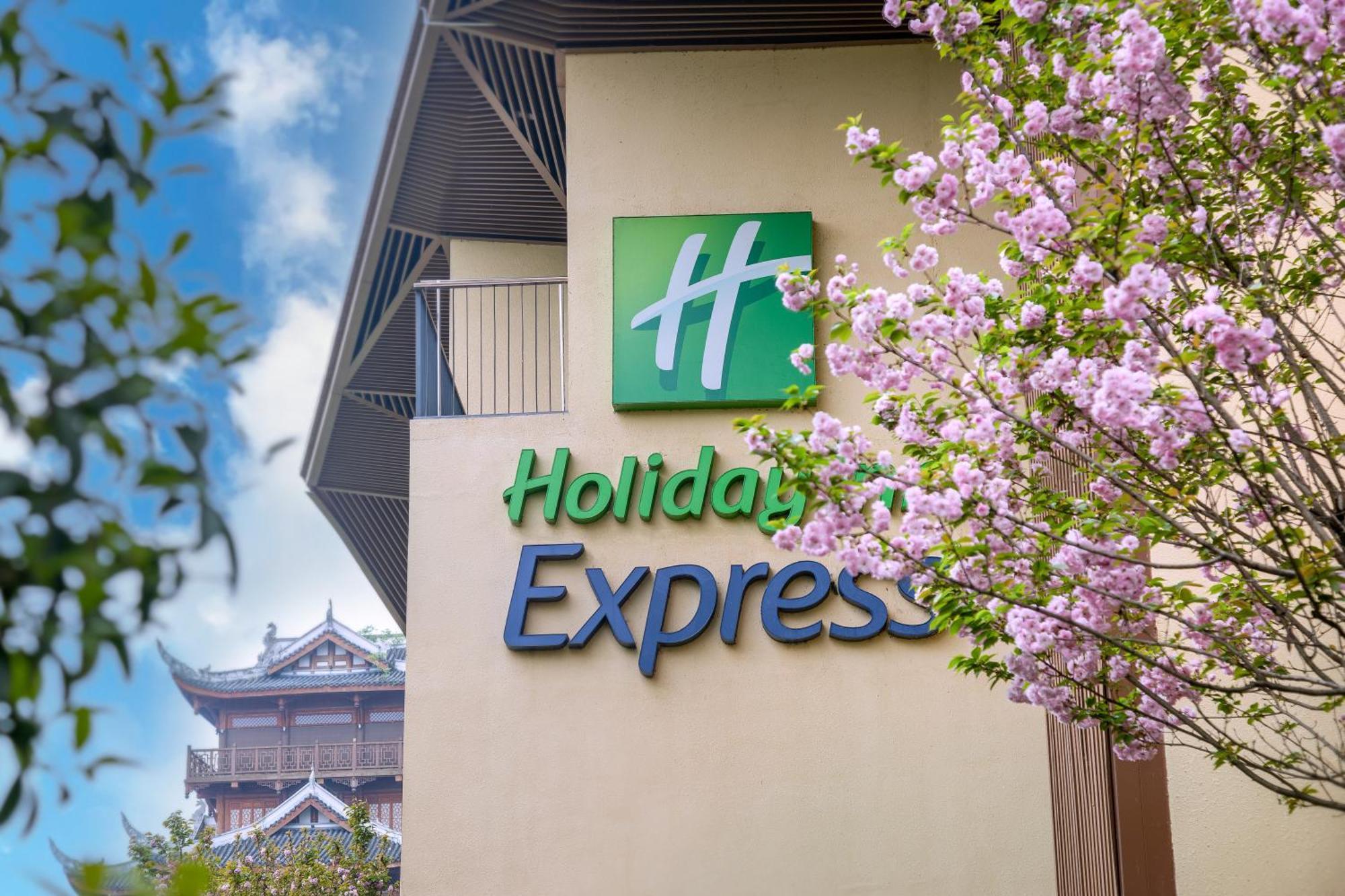 Holiday Inn Express Emei Mountain By Ihg Ъмейшан Екстериор снимка