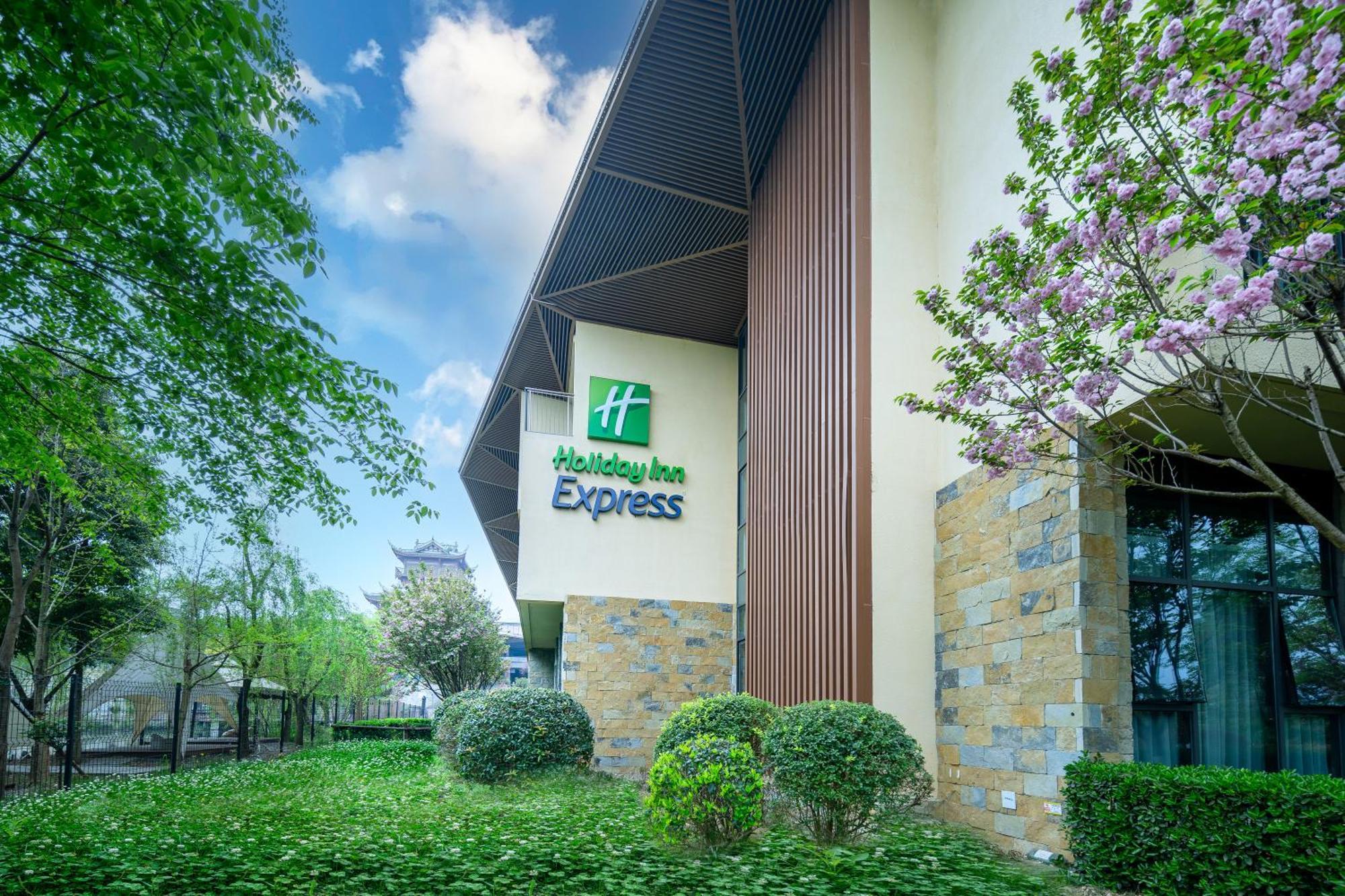Holiday Inn Express Emei Mountain By Ihg Ъмейшан Екстериор снимка