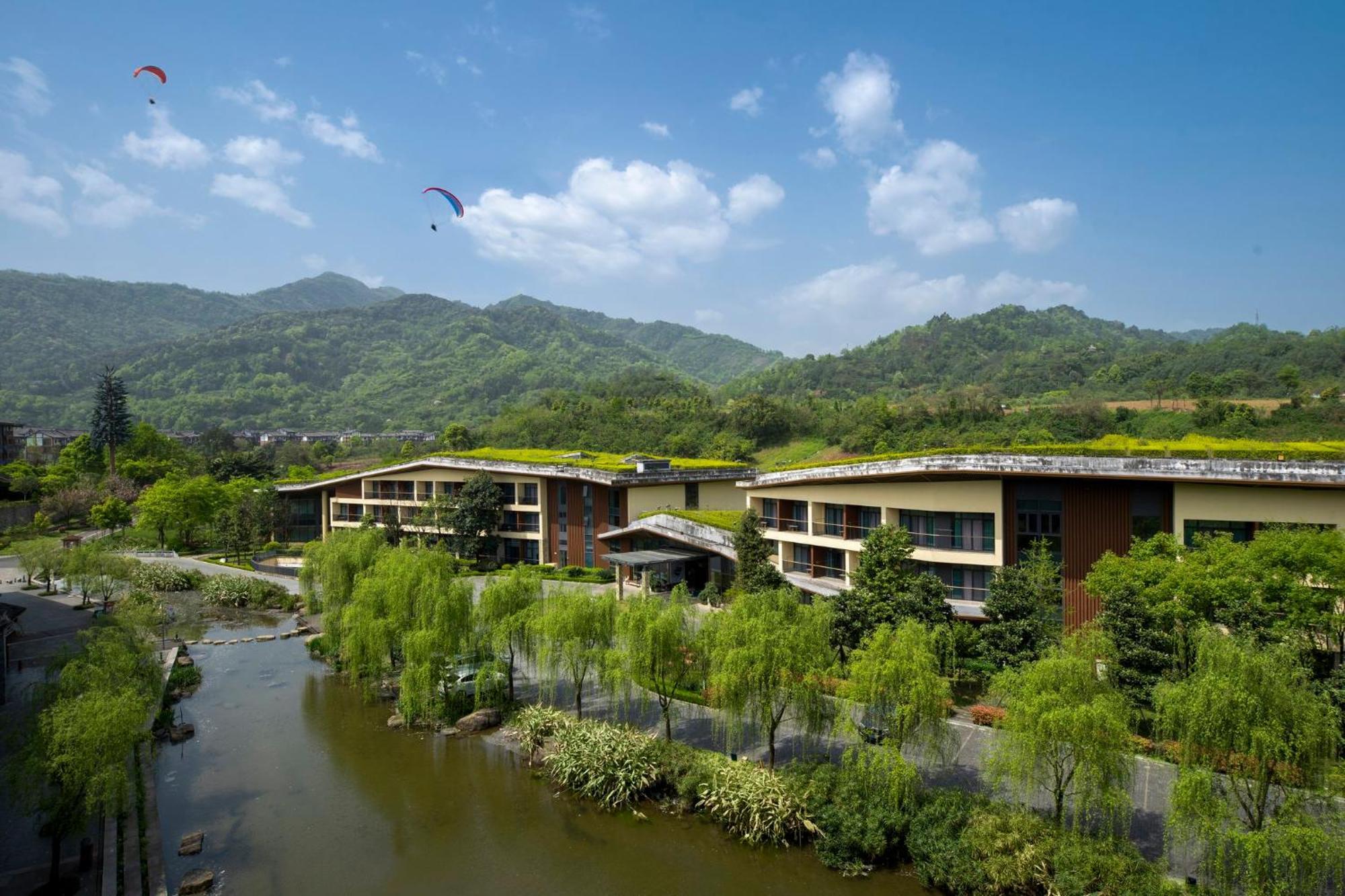 Holiday Inn Express Emei Mountain By Ihg Ъмейшан Екстериор снимка